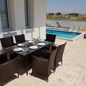 https://te-villa.hotelsatayianapa.com